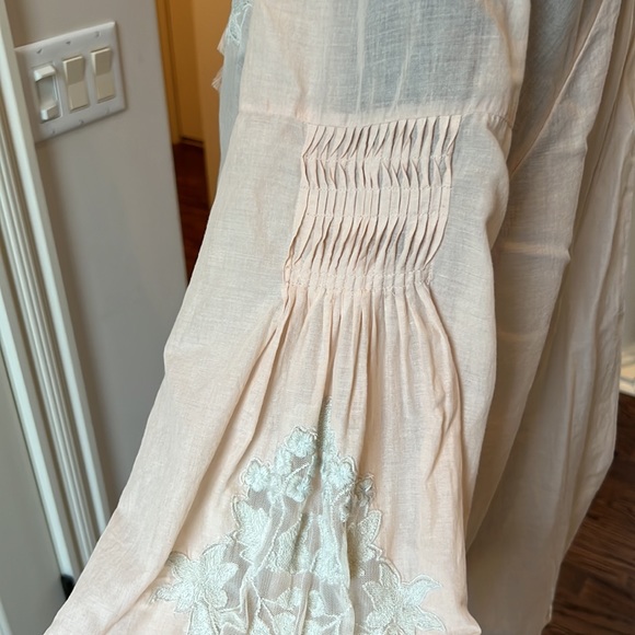 Ladies peach colored puffy sleeve blouse - Picture 5 of 5